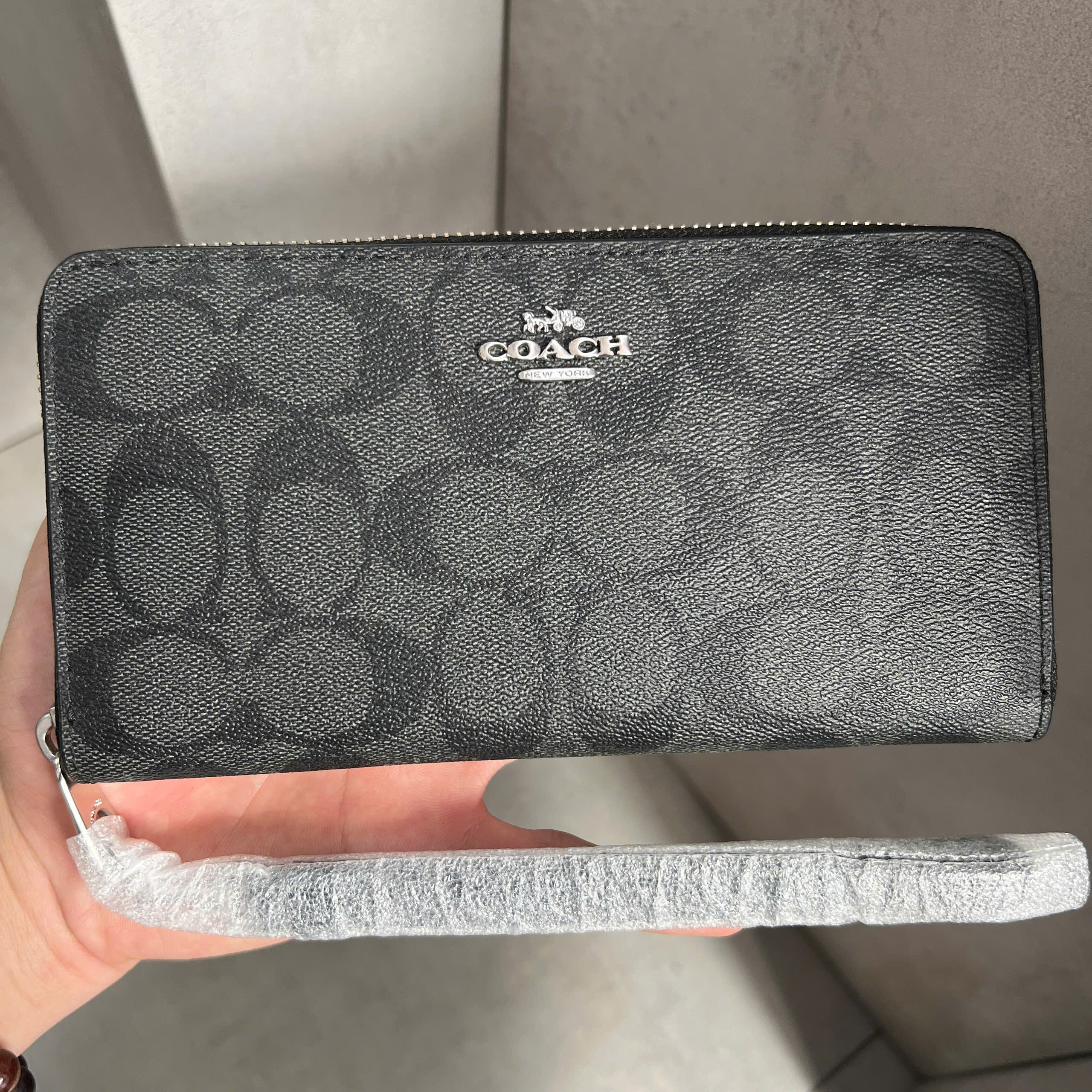 COACH SIGNATURE ZIP AROUND WOMEN WALLET - BLACK