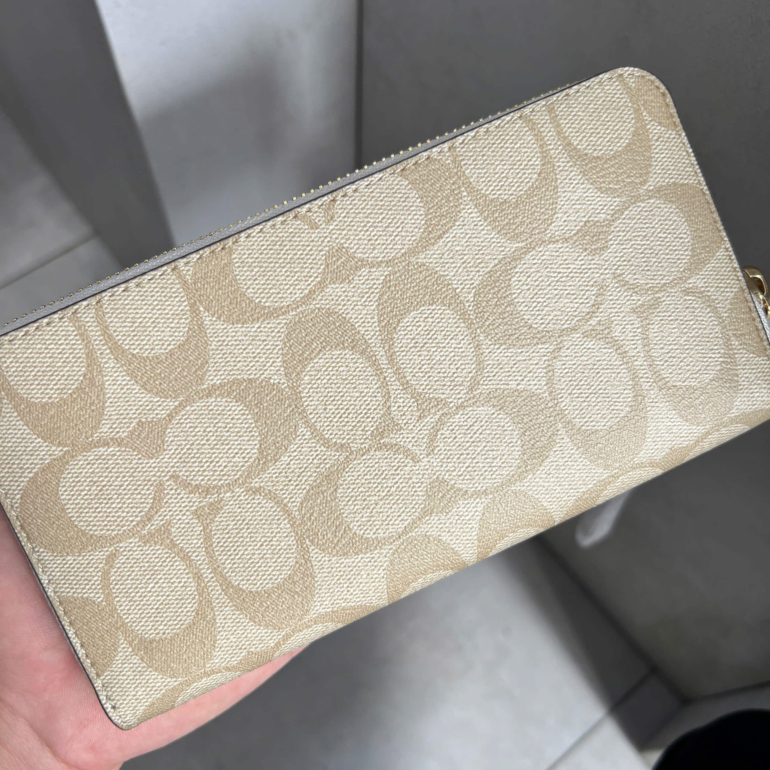 COACH SIGNATURE ZIP AROUND WOMEN WALLET - CREAM